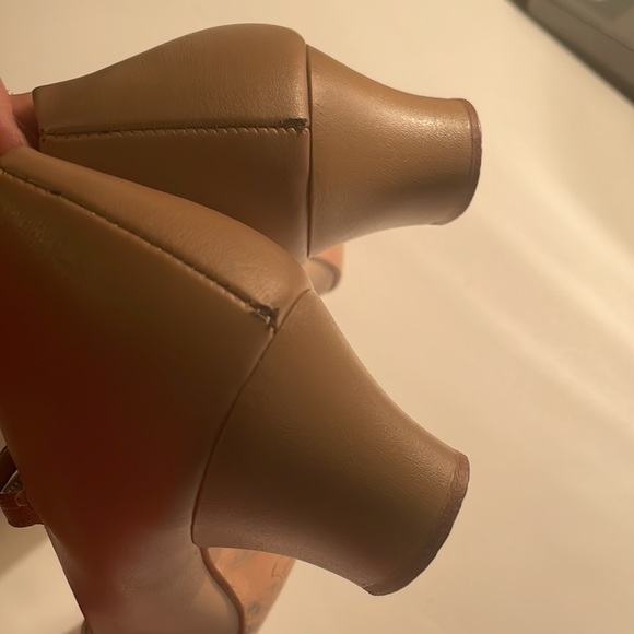 Dance Theater Shoes Sz 6.5 Buckle Strap 2 inch Low Heel Taupe Nude Beige Tan Act - Picture 8 of 8